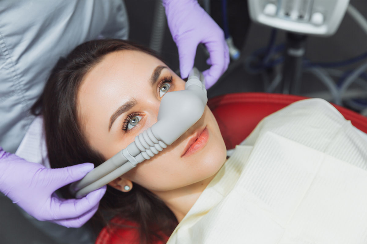 Ragazza dal dentista con aerosol per sedazione cosciente